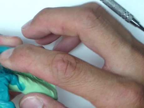 Przyklejenie transferu wyciskowego klejem Super Glue